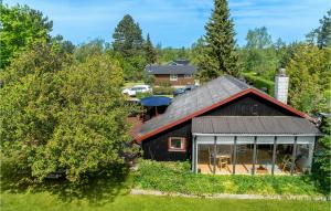 - une vue aérienne sur une maison avec une grange dans l'établissement 2 Bedroom Gorgeous Home In Eskebjerg, à Eskebjerg