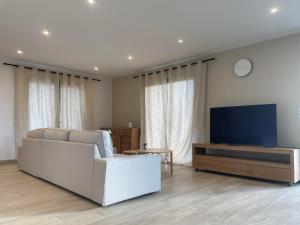 Μια τηλεόραση ή/και κέντρο ψυχαγωγίας στο Maison familiale à Ahetze à 10 min des plages