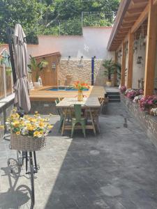 eine Terrasse mit einem Tisch und einem Fahrrad mit Blumen in der Unterkunft Villa LORY in Castellammare di Stabia