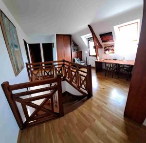 un salon avec un escalier et une salle à manger dans l'établissement Maison de vacances moderne à proximité des plages, à Saint-Malo