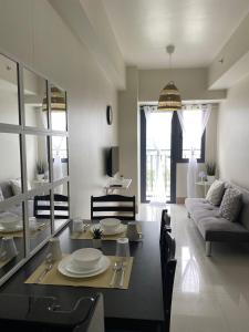 Ruang duduk di My VEKAtion at Shore 3 Residence MOA