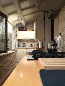 eine Küche mit weißen Schränken und einer Arbeitsplatte in der Unterkunft Casa Ludo in Lucca