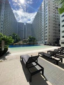 Kolam renang di atau dekat dengan My VEKAtion at Shore 3 Residence MOA