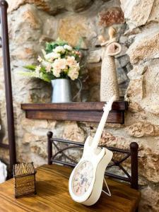 um telefone branco sentado em cima de uma mesa de madeira em Sitio Terra do Loureiro em Porto de Mós