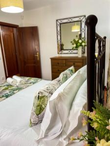 um quarto com uma cama com um espelho e uma cómoda em Sitio Terra do Loureiro em Porto de Mós