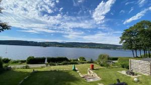 uma vista para o lago a partir da casa em Lipno Villa Beach - Lipno Stausee - Lakeside em Loučovice