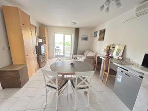 Kuchyň nebo kuchyňský kout v ubytování Apartments Sanda