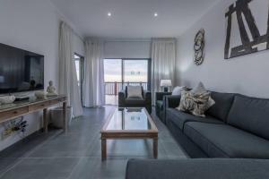 una sala de estar con un sofá y una mesa en Modern & Tranquil Mitai House, en Brenton-on-Sea