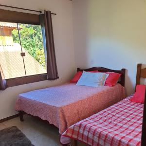 1 Schlafzimmer mit 2 Betten und einem Fenster in der Unterkunft Casa Lumiar in Lumiar