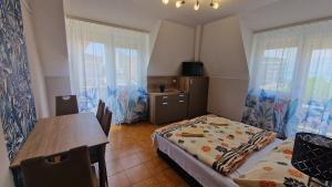 Posteľ alebo postele v izbe v ubytovaní Napsugár Apartmanház