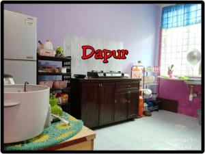 uma cozinha com um lavatório e uma banheira num quarto em Arjuwani Homestay Gua Musang em Gua Musang