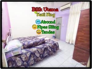 um quarto com uma cama num quarto em Arjuwani Homestay Gua Musang em Gua Musang