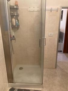 una doccia con porta in vetro in bagno di Casa vacanza di Francesco a Mesagne