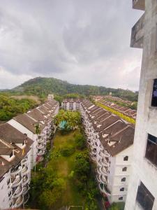 uma vista superior de uma fila de edifícios com árvores em Cozy Apartment - Sri Lagenda Resort Langkawi em Kuah
