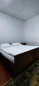 Un dormitorio con una cama con sábanas blancas. en Sanahin OLD&NEW, en Alaverdi