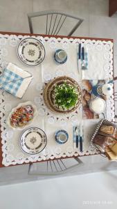 普利亞區格拉維納的住宿－Grazia Guest House，一张有蓝色和白色板子的桌子,上面有食物