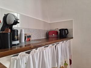 eine Küche mit weißen Handtüchern auf einem Regal in der Unterkunft Casa Vacanze La Barca in Fiattone