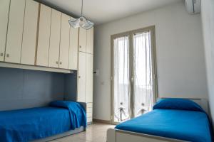 een slaapkamer met 2 bedden en een raam bij Mirador Savoca in Savoca 