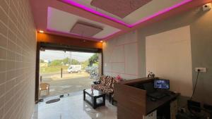 Cette chambre dispose d'une télévision et de lumières violettes. dans l'établissement The Comfort Home Stay Ranthambhore, à Sawai Madhopur