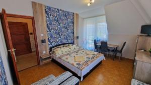 TV a/nebo společenská místnost v ubytování Napsugár Apartmanház