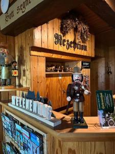 クロルト・アルテンベルクにあるHelenenhofのカウンター上のロボット屋