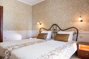 A bed or beds in a room at Country Inn