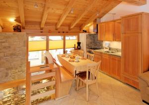 Kuchyň nebo kuchyňský kout v ubytování Ferienwohnung Chalet Püzji