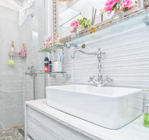 ein Badezimmer mit einem weißen Waschbecken und einem Spiegel in der Unterkunft STONE HOUSE ANA in Škrip