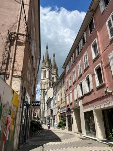 ヴォワロンにあるBel appartement Voiron centreの時計塔を背景に空き街道