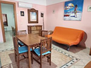 Habitación con mesa, cama, mesa y sillas. en Maridea - Fragolino, en Ponza