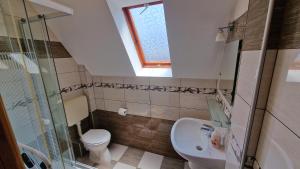 Kúpeľňa v ubytovaní Napsugár Apartmanház