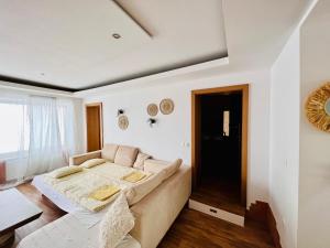 sala de estar con sofá y cama en Sunny app, en Liubliana