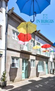 un grupo de sombrillas colgando frente a un edificio en In Burgus guest house, en Viana do Castelo