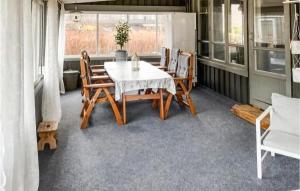 uma mesa e cadeiras num alpendre em Lovely Home In Arboga With Kitchen em Findla