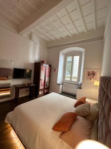 een slaapkamer met een groot wit bed en een raam bij Casa Orsi - appartamento fronte Duomo a Firenze in Florence