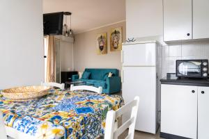 eine Küche mit einem Tisch und eine Küche mit einer Küche in der Unterkunft Mirador Savoca in Savoca 