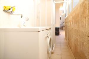 カヴァ・ダリーガにあるCasa Bonsaiのバスルーム(シンク、洗濯機付)