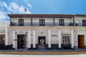un gran edificio blanco con balcón en una calle en Hotel Santa Rosa, en Arequipa