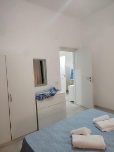 um quarto com duas almofadas numa cama e um espelho em Villa Lucia em Santa Maria Del Focallo