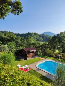 una piscina en un patio con una casa en Villa Belveder - Piscina esclusiva, Parco e Panorama, en Castelraimondo