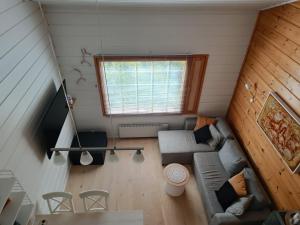 an overhead view of a living room with a couch and a window at Ylläs Nilimaja in Ylläsjärvi