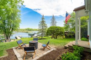 un patio con sillas y una bandera americana en Lakefront Retreat, en Excelsior