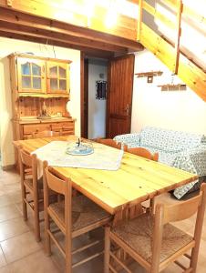 - une table à manger en bois et des chaises dans la cuisine dans l'établissement A Due Passi Dal Mare, à Torre delle Stelle