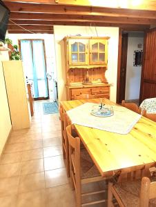 une salle à manger avec une table en bois et une cuisine dans l'établissement A Due Passi Dal Mare, à Torre delle Stelle