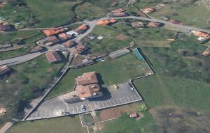 an aerial view of a house in a suburb at Casa vacacional Las Viñas in Oviedo