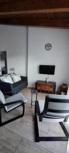 uma sala de estar com uma cama e uma televisão em Apartamento Soniando en Guara em Buera