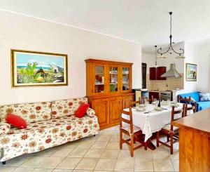 San Donato di LecceにあるVILLA LI CUTI - property for exclusive useのテーブルとソファのあるリビングルーム