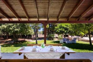 San Donato di LecceにあるVILLA LI CUTI - property for exclusive useの庭のパーゴラの下のダイニングテーブル +26枚の写真