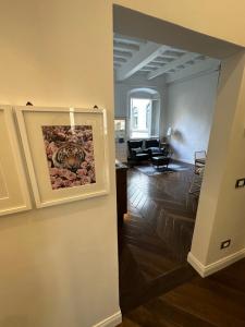 een hal die leidt naar een woonkamer met een schilderij aan de muur bij Casa Orsi - appartamento fronte Duomo a Firenze in Florence