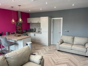 ein Wohnzimmer mit 2 Sofas und einer Küche in der Unterkunft Costa Del Brid in Bridlington